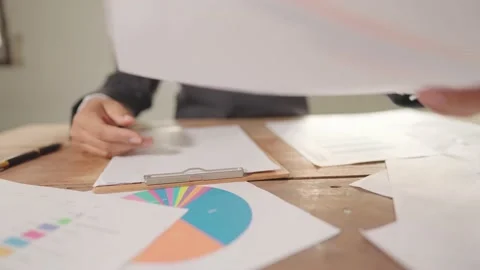 A businessman is seriously stressed out at their desk and crunches the paper. Vidéo 147956830