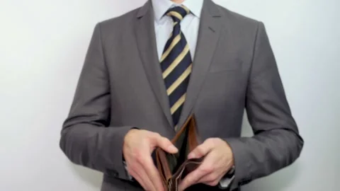 Businessman shows an empty wallet 库存影片 184469422