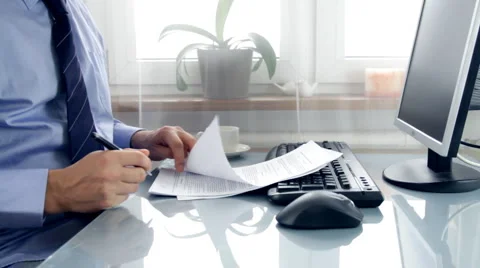 Businessman signing documents on reflective table Video stock 2289777