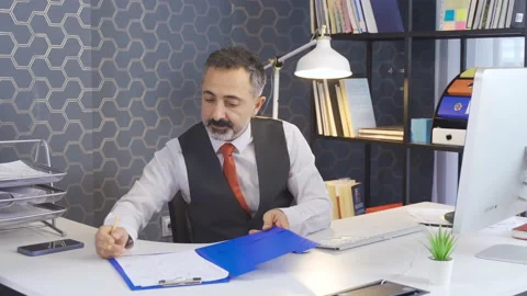 Businessman signs documents. Stock-Footage 218803845