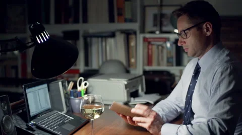 Businessman sitting at the desk and using smartphone Stock-Footage 54994357