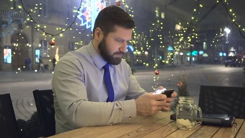Businessman sms texting using smartphone app at night, in cafe, christmas 库存影片 72998674