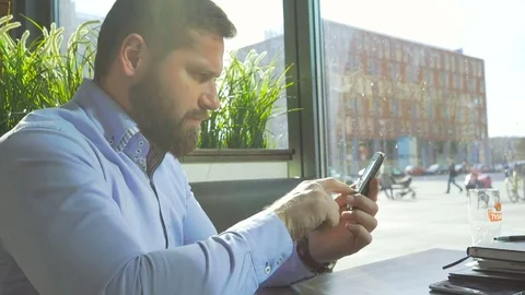 Businessman sms writing, using app smartphone, in cafe, close profile steadiam 库存影片 73317034