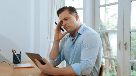 Businessman struggle to solve work problem from home. Synchronos 库存照片