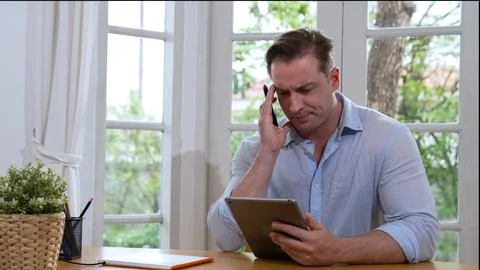 Businessman struggle to solve work problem from home. Synchronos 库存照片
