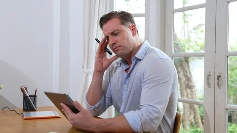 Businessman struggle to solve work problem from home. Synchronos 库存照片