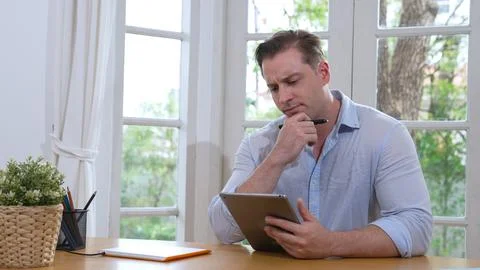 Businessman struggle to solve work problem from home. Synchronos 库存照片