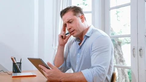 Businessman struggle to solve work problem from home. Synchronos 库存照片