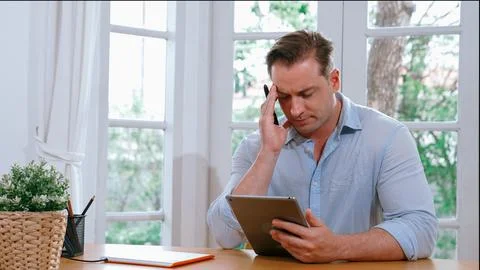 Businessman struggle to solve work problem from home. Synchronos 库存照片