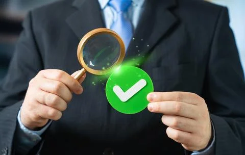A businessman studies the experience of solving a problem. Researching positi Foto stock