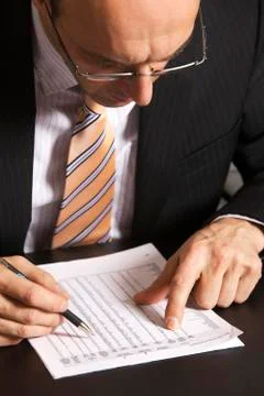 Businessman studying a table Foto stock