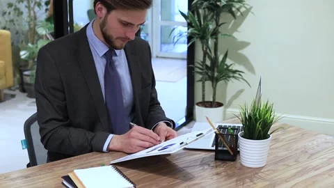 Businessman in a suit focused looking at screen laptop working at modern office. Vidéo 138292162