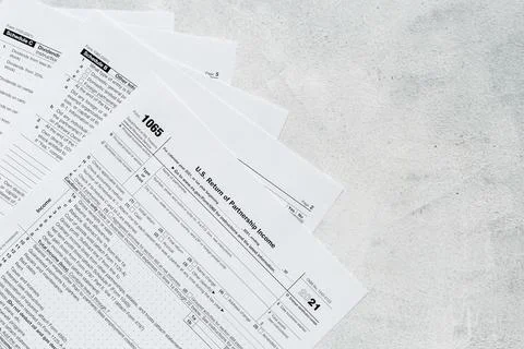 Businessman table with US tax form. Culculating and payment of taxes Foto stock