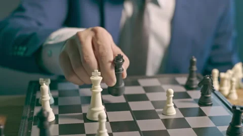 The businessman take a surrender on the chessboard. Vídeos de archivo 145310241