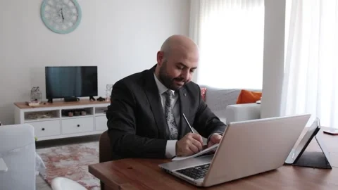Businessman taking notes Vídeo Stock 131346388