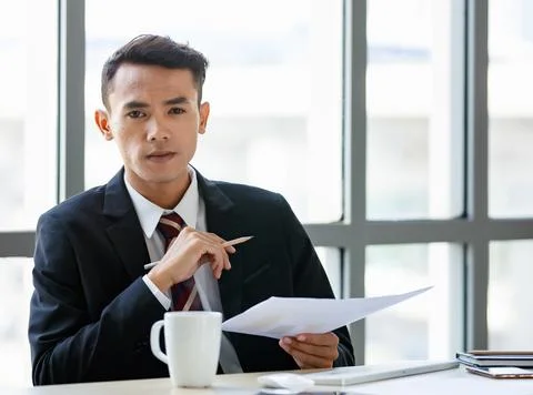 Businessman taking notes in office Foto stock