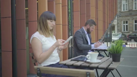 Businessman taking notes from smarthone to documents, outdoor. Steadicam shot. Vídeo Stock 65334207