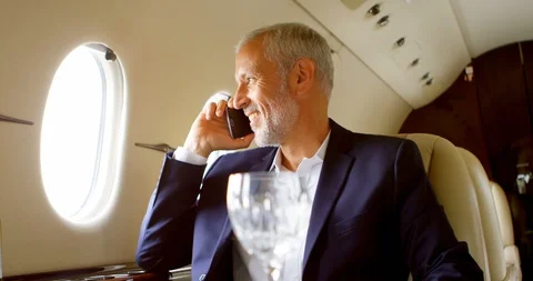 Businessman talking on mobile phone while travelling in private jet 4k Vidéo 90763517