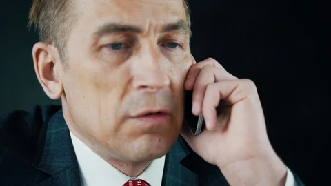 Businessman talking on the phone Vídeo Stock 101773136