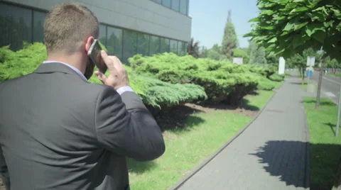 Businessman talking by smarphone, going to work, steadicam Vídeo Stock 66297981