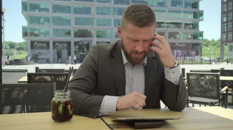 Businessman talking by smartphone, browsing tablet, steadicam 库存影片 66298115