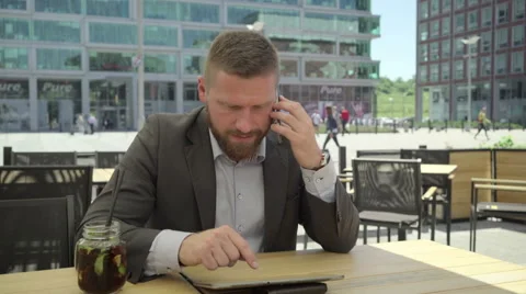 Businessman talking by smartphone, browsing tablet, steadicam Vídeo Stock 66298116