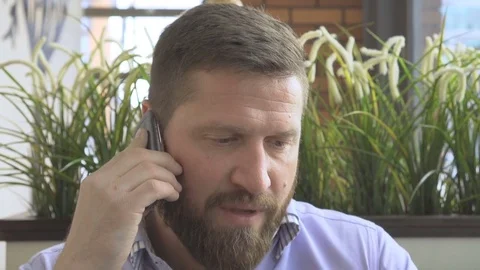 Businessman talking by smartphone, look at camera, portrait very close steadicam Vídeo Stock 73333654