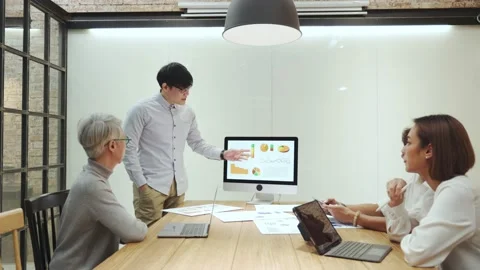 Businessman team leader proposing problem solution strategy to coworkers. Stock Footage 167251968