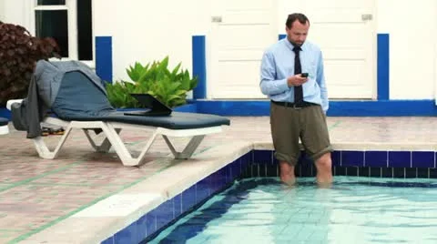 Businessman texting sms walking in the pool Vídeos de archivo 10848799