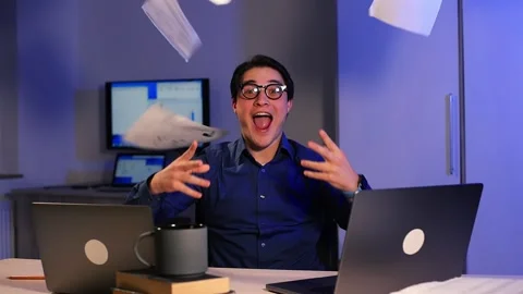 Businessman throwing papers documents into air and celebrates success in office Vidéo 262001552