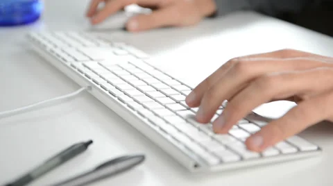 Businessman typing on computer keyboard: Seamlessly loopable office work 스톡 동영상 33921027