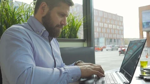 Businessman typing on laptop computer, look at camera, profile close steadicam 库存影片 73299805