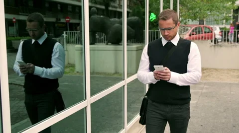 Businessman typing message on smartphone while walking, steadycam shot Stock-Footage 44210360