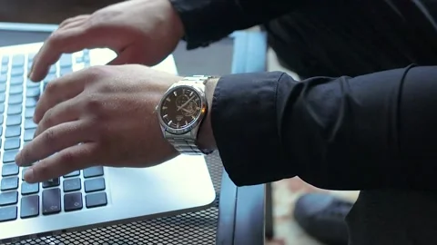 Businessman typing text on computer keyboard 库存影片 200204045