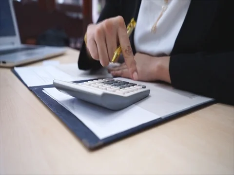 Businessman using a calculator on table in office 스톡 동영상 80596397