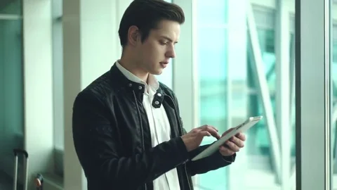 Businessman using electronic tablet Stock-Footage 69207895