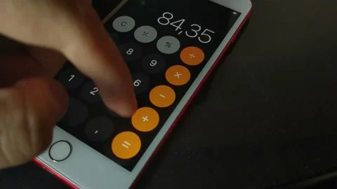 Businessman using iphone calculator app. phone calculator for business. Vidéo 232107710