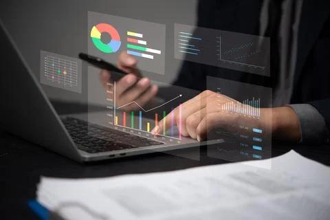 Businessman using laptop computer data analysis and financial growth graph .. Foto stock