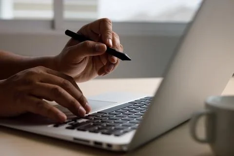 Businessman using Searching Browsing Internet of things (IoT) internet networ Foto stock