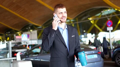 Businessman using smartphone and drinking at airport Vidéo 302120798
