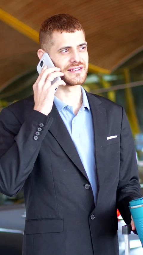 Businessman using smartphone and drinking coffee at airport Vidéo 302120845