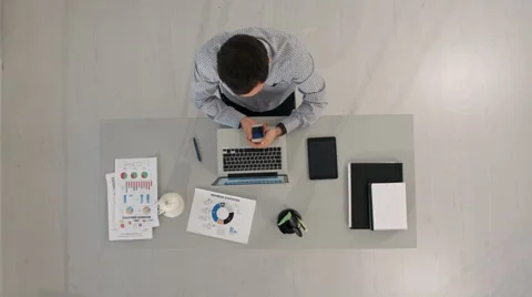 Businessman using smartphone writing message. Top view Vidéo 58172742