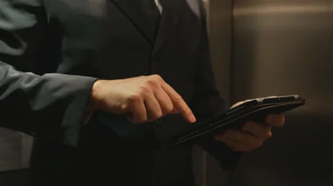 Businessman Using Tablet Computer in Elevator - 4k Vídeos de archivo 59170122