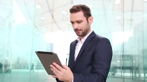 Businessman using tablet Video stock 59825225