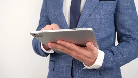 Businessman using tablet Stock-Footage 236195575