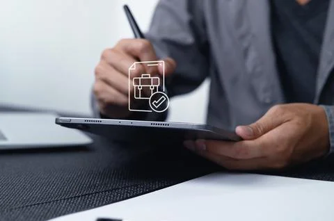 Businessman Using Tablet to Manage Documents and Schedules Effectively Foto stock