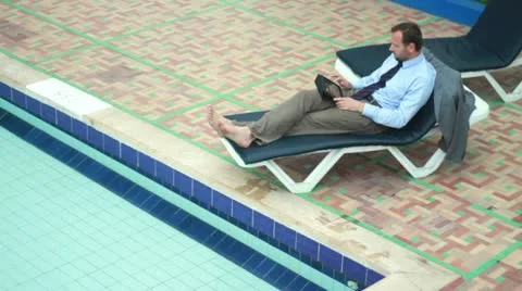 Businessman on vacations with tablet computer by the pool 库存影片 10842077