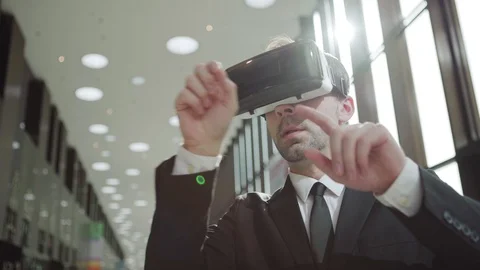 Businessman in VR headset exploring data Video stock 108682643
