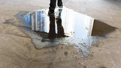 Businessman walking through a puddle Video stock 104070940