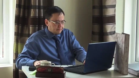 Businessman work on laptop Stock-Footage 89329274